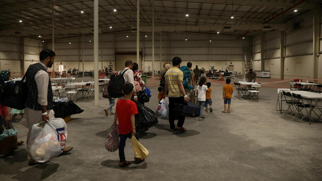 ארה"ב אפגניסטן מהגרים אפגנים מגיעים ל בסיס ב קטאר 2021