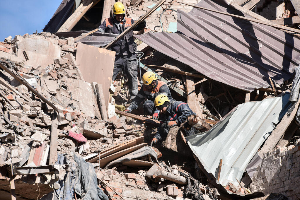 אוקראינה דניפרו הרס הפצצות רוסיות גלי תקיפה של 20 שעות