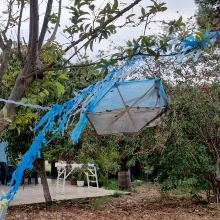 Воздушный змей в кибуце Нахаль-Оз עפיפון מעזה אותר בקיבוץ נחל עוז
