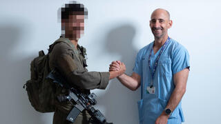 מימין לשמאל: ד"ר עידו בן צבי וסמל נ' שהתגייס לאחר גידול במוחו