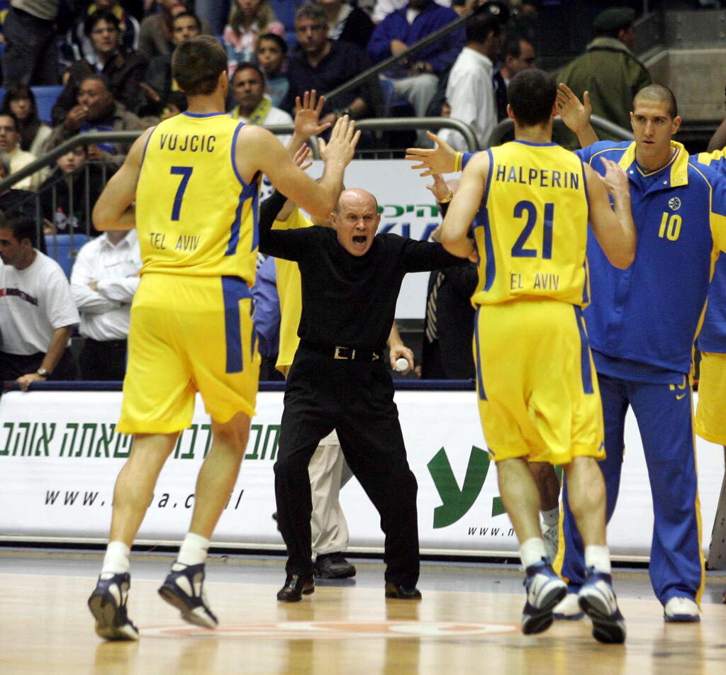 מוני פנאן חוגג עם שחקני מכבי ת"א ב-2006