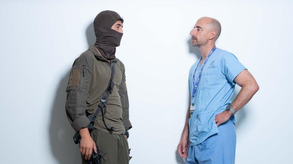 מימין לשמאל: ד"ר עידו בן צבי וסמל נ' שהתגייס לאחר גידול במוחו