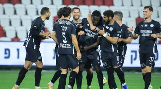 שחקני עירוני טבריה חוגגים עם סמביניה