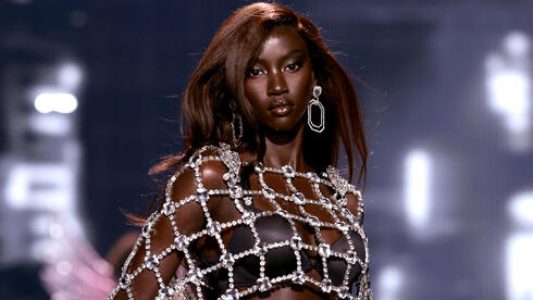 אנוק יאי בתצוגת האופנה של ויקטוריה'ס סיקרט, 2025