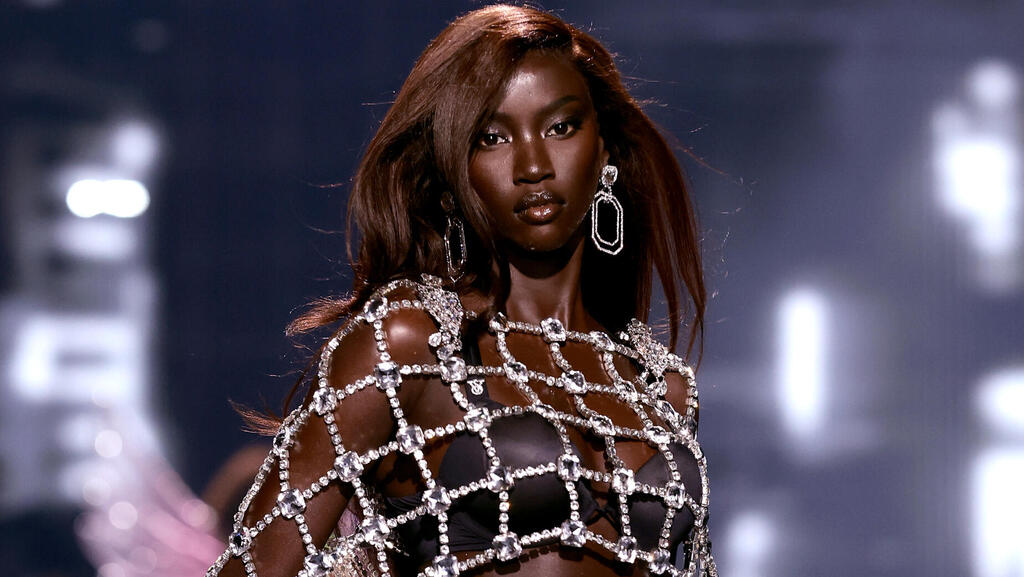 אנוק יאי בתצוגת האופנה של ויקטוריה'ס סיקרט, 2025