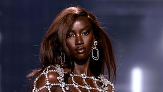 "הצבע שלכן הוא לא קללה. אתן לא טעות"