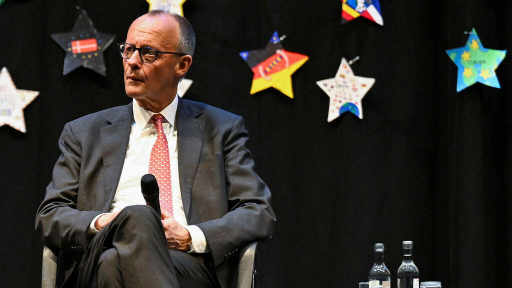 קנצלר גרמניה פרידריך מרץ משתתף בפאנל עם סטודנטים בגימנסיה "קרלוס מגנוס" במארסברג