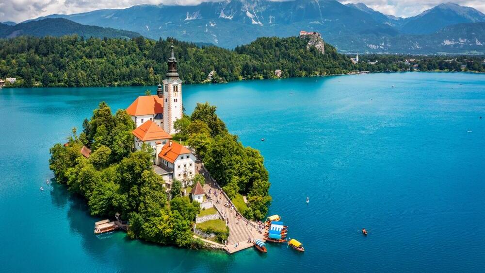 Lake Bled, Slovenia (Photo: DaLiu/ Shutterstock) אגם בלד, סלובניה