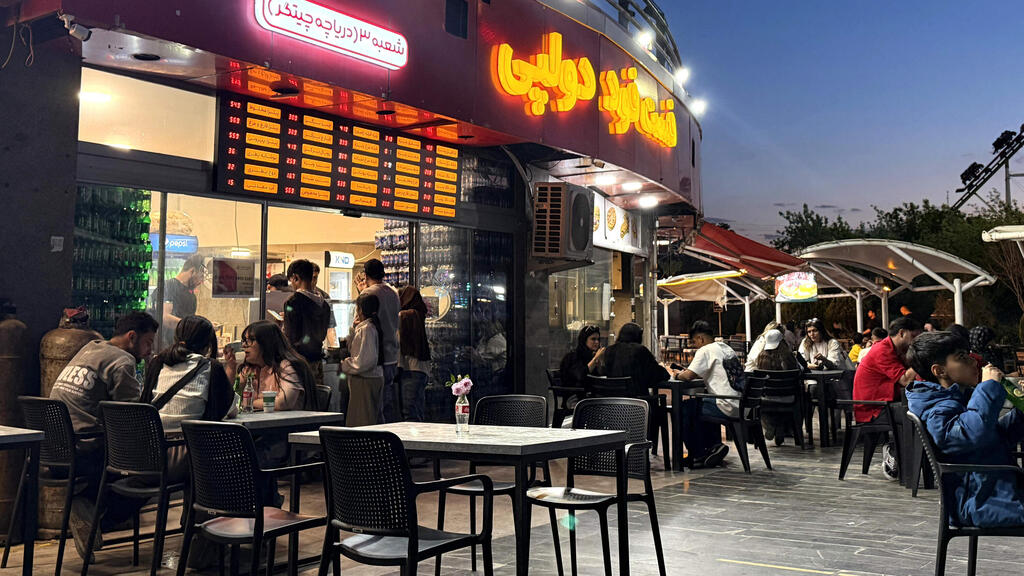 איראנים מבלים באתר נופש ליד טהרן