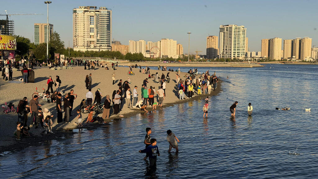 איראנים מבלים באתר נופש ליד טהרן