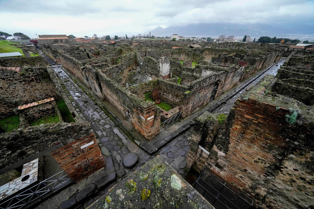 Remains of the ancient Roman city of Pompeii (Photo: Andrew Medichini/AP) שרידי העיר הרומית העתיקה פומפיי