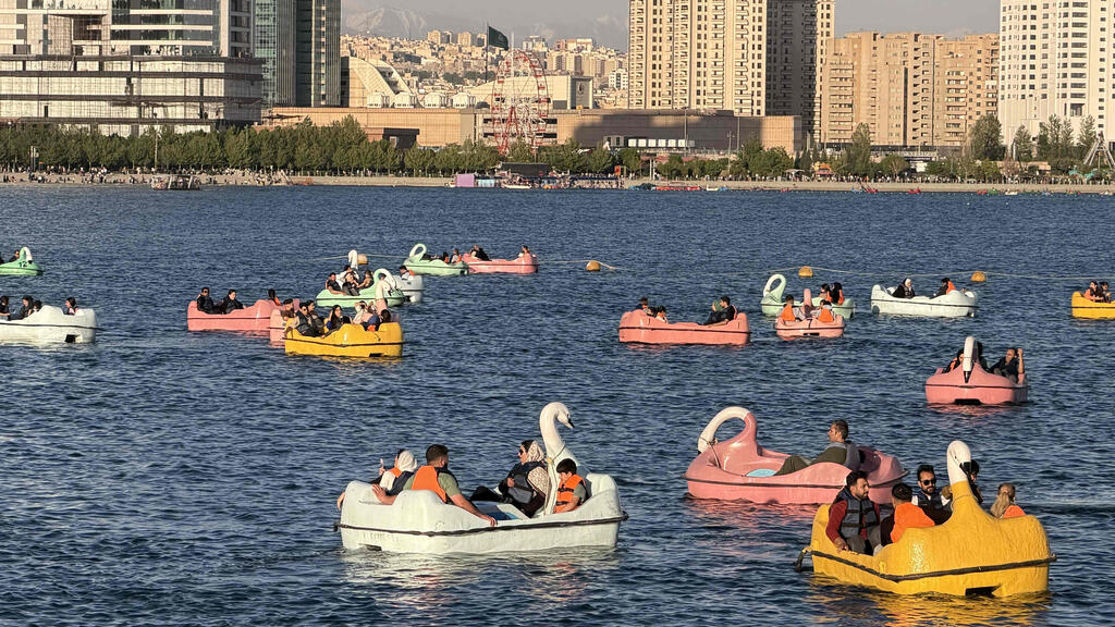 איראנים מבלים באתר נופש ליד טהרן