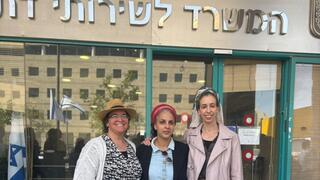 רות עגיב ויערה וידמן סמואל לצד אביטל אנגלברג, אחת העותרות, בכניסה לבחינות ההסמכה לרבנות