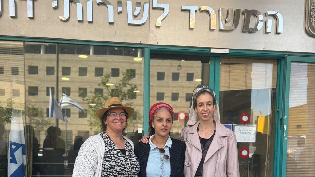 רות עגיב ויערה וידמן סמואל לצד אביטל אנגלברג, אחת העותרות, בכניסה לבחינות ההסמכה לרבנות