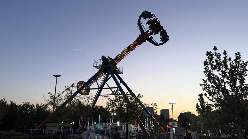 איראנים מבלים באתר נופש ליד טהרן