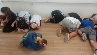 תלמידים מתגמנים בבית ספר בשלומי