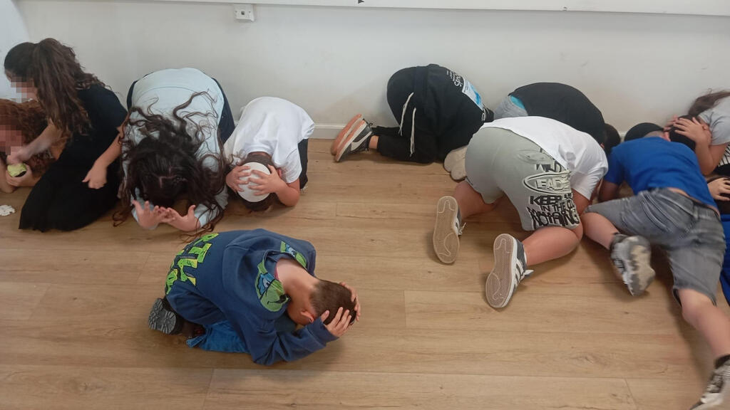 תלמידים מתגמנים בבית ספר בשלומי