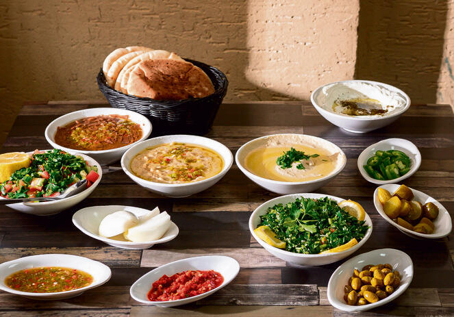 שולחן סלטים עשיר. חומוס חליל