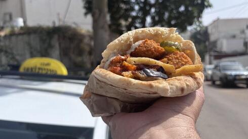 רק 6 שקלים, משביעה בהחלט. פלאפל הלל