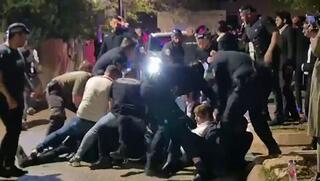 חרדים פרצו בהפתעה לבית קצין משטרה צבאית ראשי