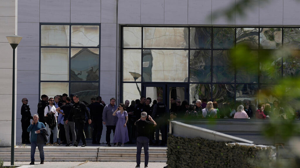 יוון אתונה אולם בית המשפט מסע ירי של קשיש בן 89