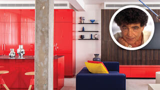 מאיר אריאל, ואחת הדירות המשופצות בבניין ברחוב הירקון 70