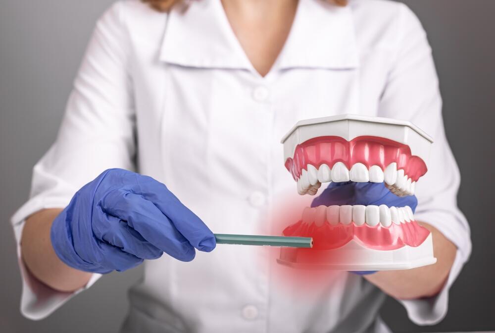 Gum recession: Exposure of the tooth root, which can cause sensitivity and damage to the tooth
(Photo: Shutterstock) חניכיים