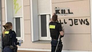 שוטרים ליד אחת הכתובות