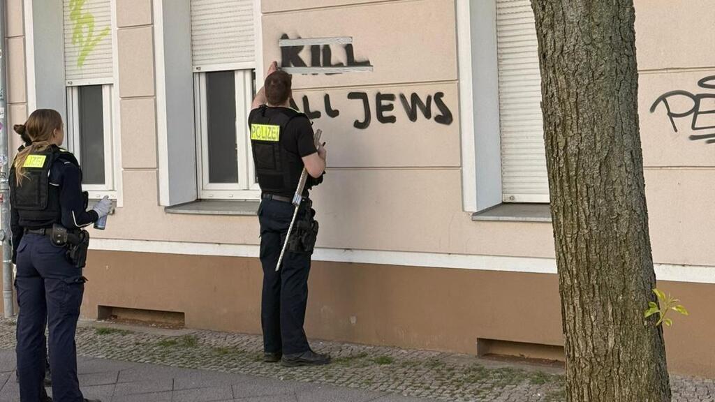 שוטרים ליד אחת הכתובות