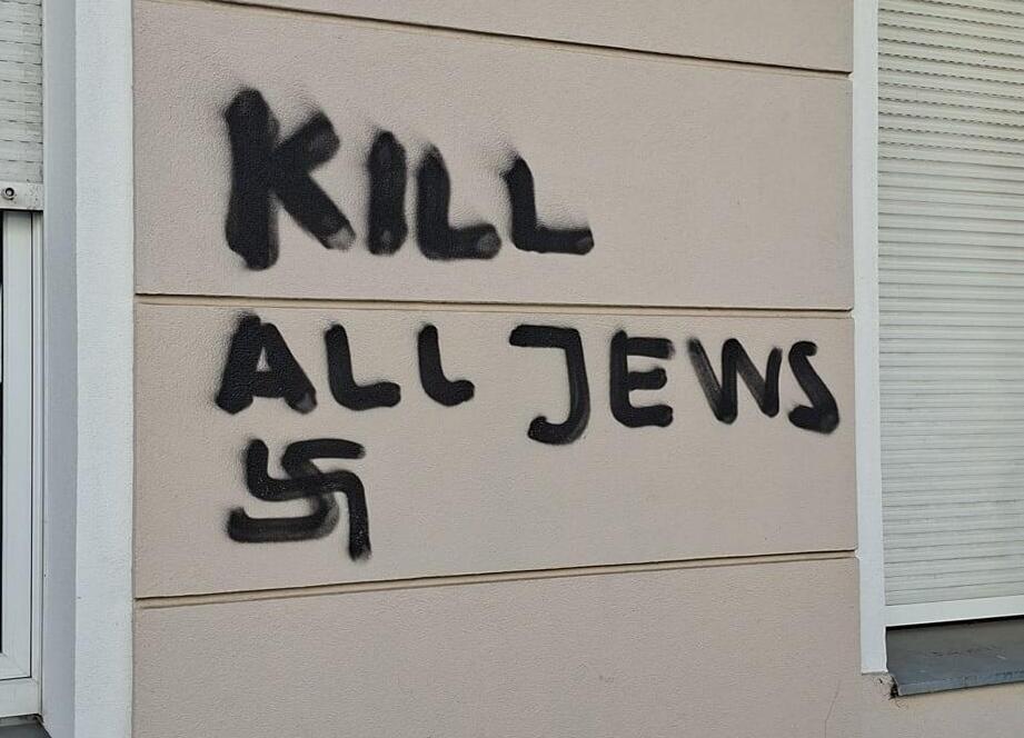 כתובת וצלב קרס בשכונה שבה מתגוררים יהודים רבים בברלין