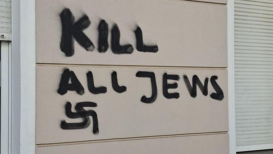 כתובת וצלב קרס בשכונה שבה מתגוררים יהודים רבים בברלין