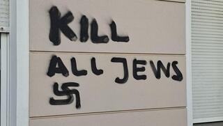 כתובת וצלב קרס בשכונה שבה מתגוררים יהודים רבים בברלין