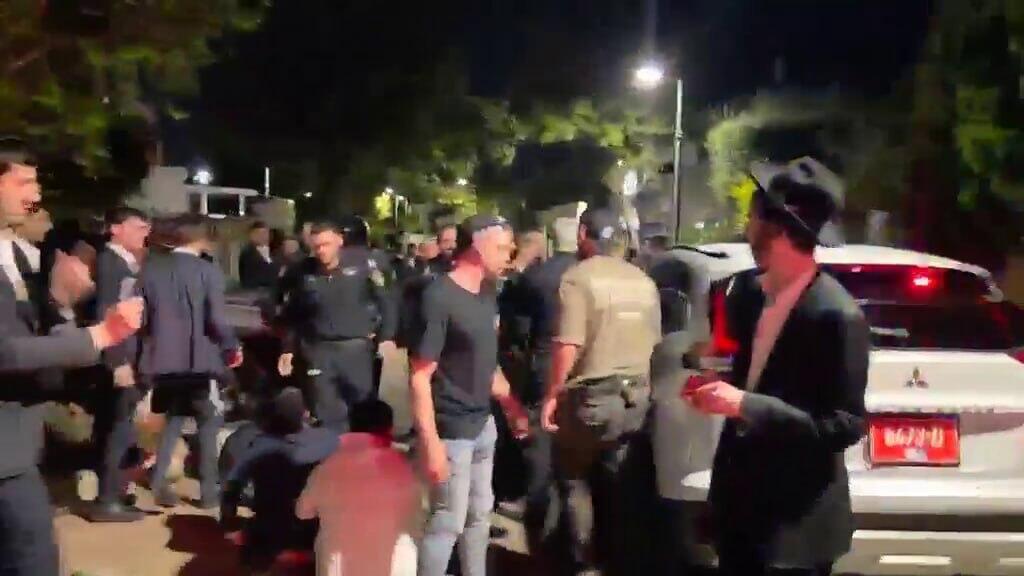 אחרי חסימת כביש 4: חרדים קיצונים פרצו לביתו של קצין משטרה צבאית ראשי