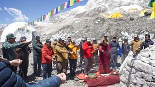 נפאל אוורסט מתפללים לפני טיפוס 15 אפריל 2026