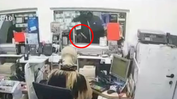 גבר לא רעול פנים פרץ לסניף הדואר בטירה