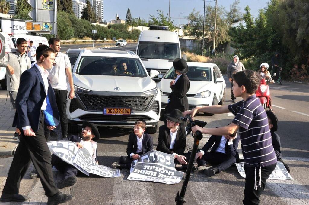 הפגנת חרדים בכביש 4