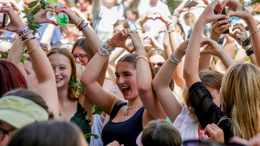 אוסטריה 9 אוגוסט 2024 סוויפטיות מעריצות טיילור סוויפט רוקדות אחרי ביטול הופעתה מחשש ל פיגוע