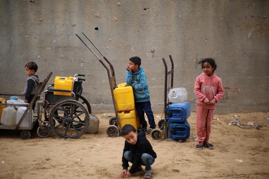 The association said it had issued statements calling for respect for medical neutrality (Photo: Eyad Baba / AFP) ילדים מחכים בתור למילוי מכלי מי שתייה במחנה הפליטים נוסיראת במרכז רצועת עזה