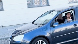 הנהגת שהניפה אצבע משולשת לעבר יהודים בברלין