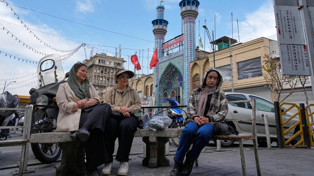 נשים איראניות מחוץ למסגד סמוך לבזאר במרכז טהרן, בסוף מרץ