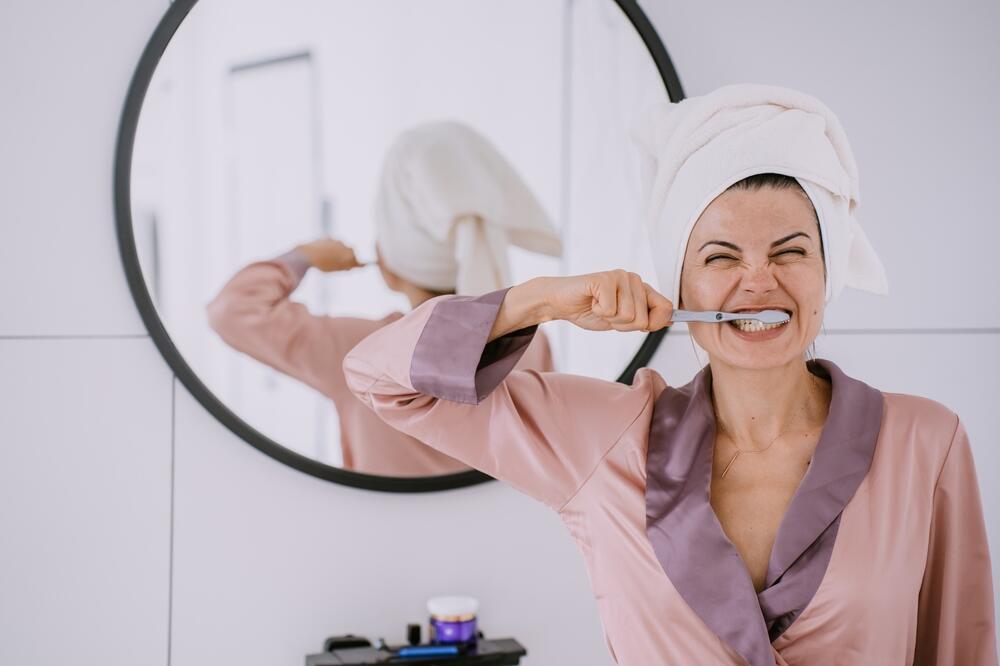 Brushing too aggressively can cause gum recession and tissue damage (Photo: Shutterstock) חניכיים