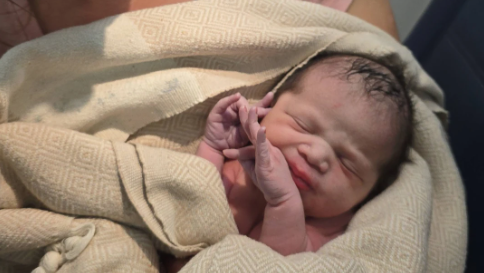 האם עם התינוקת לאחר הנחיתה