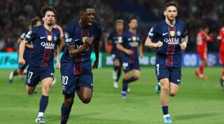 אוסמן דמבלה רץ לחגוג עם שחקני פ.ס.ז'