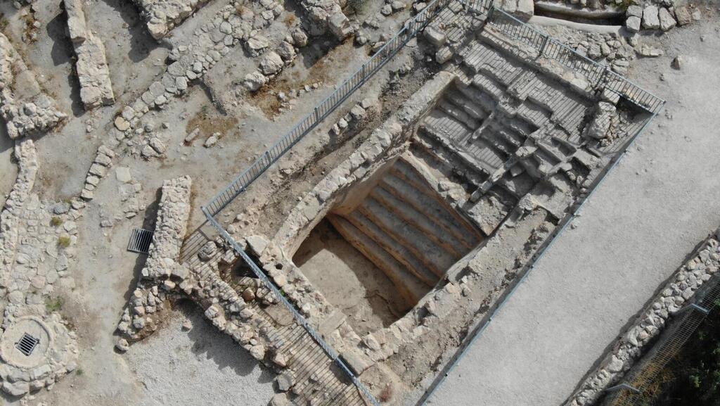 המדרגות שהיו חלק ממקווה הטהרה הגדול מסוגו בארץ, שהתגלה בחפירות בתל חברון 