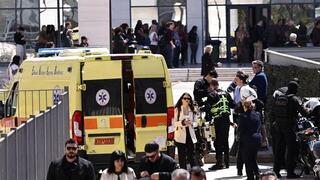  יוון אתונה אירוע ירי קשיש בן 89 פתח ב אש ב בית משפט ו סניף של הביטוח הלאומי