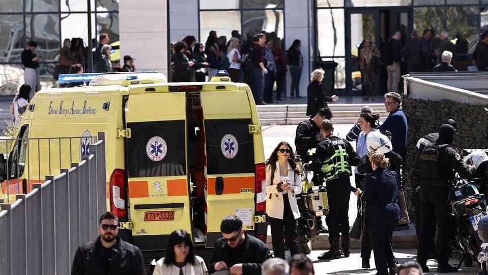  יוון אתונה אירוע ירי קשיש בן 89 פתח ב אש ב בית משפט ו סניף של הביטוח הלאומי