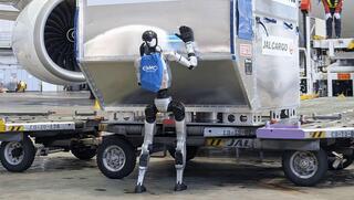 הפתעה בשדה התעופה: רובוט פורק את המזוודות שלכם