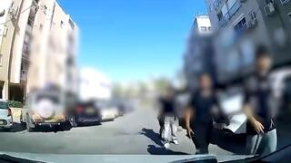 תיעוד תקיפת נהג המונית בידי חמישה נערים בבת ים