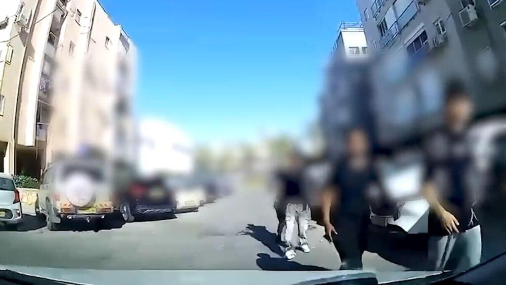 תיעוד תקיפת נהג המונית בידי חמישה נערים בבת ים