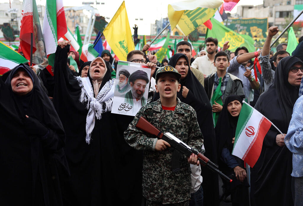 Pro-regime demonstrations in Iran (Photo: AFP) במסגרת ציון יום השנה להולדת האימאם רזא, תושבי איראן יצאו לרחובות להראות תמיכה במשטר ובמנהיג העליון מוג'תבא חמינאי